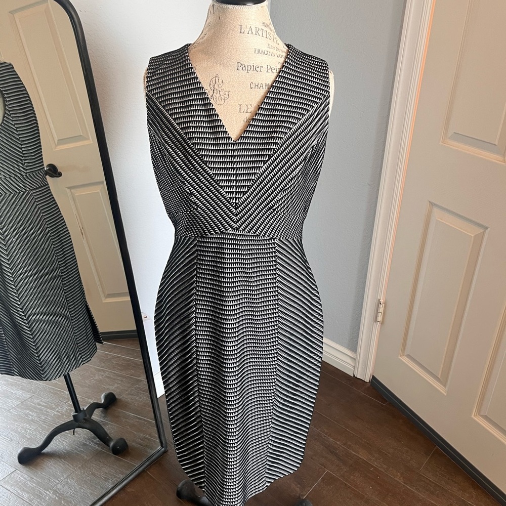 Classiques Entier Black and White Sheath Midi Dress